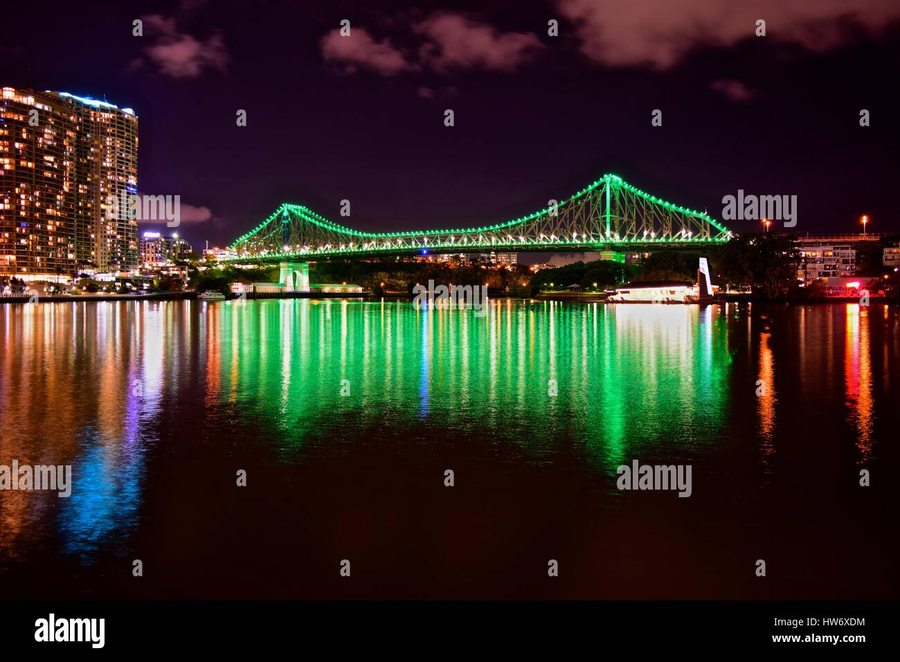 Voir l'histoire du Bridge at night de l'autre côté de la rivière Brisbane. Photo obtenues à l'aide d'une longue exposition. Saisir le reflet de la ville lumière ! Banque D'Images