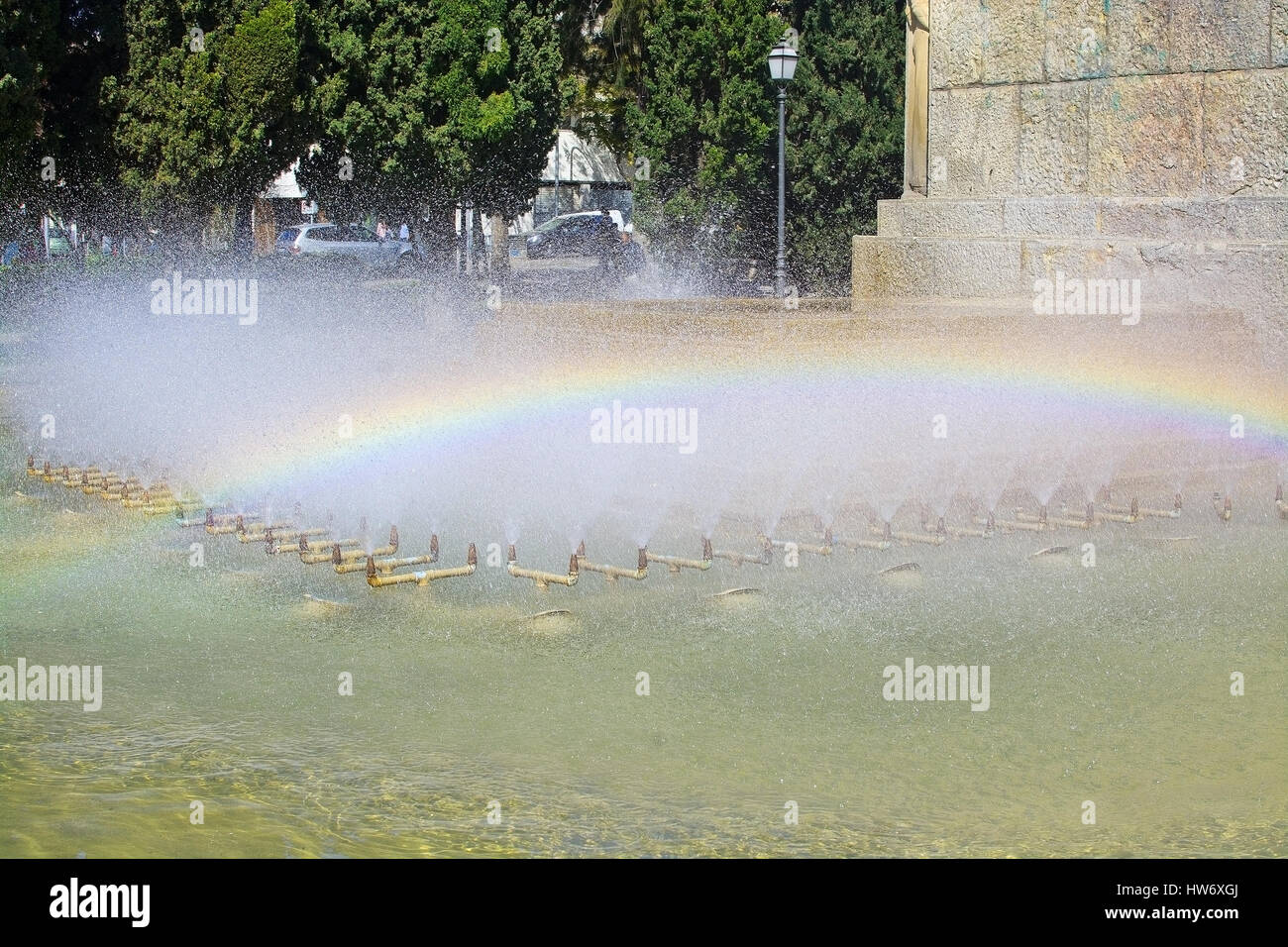 PALMA DE MAJORQUE, ESPAGNE - 17 mars 2017 : fontaine sculpturale avec effet arc-en-ciel naturel dans Feixina park sur une journée ensoleillée le 17 mars 2017 à Palma, Banque D'Images