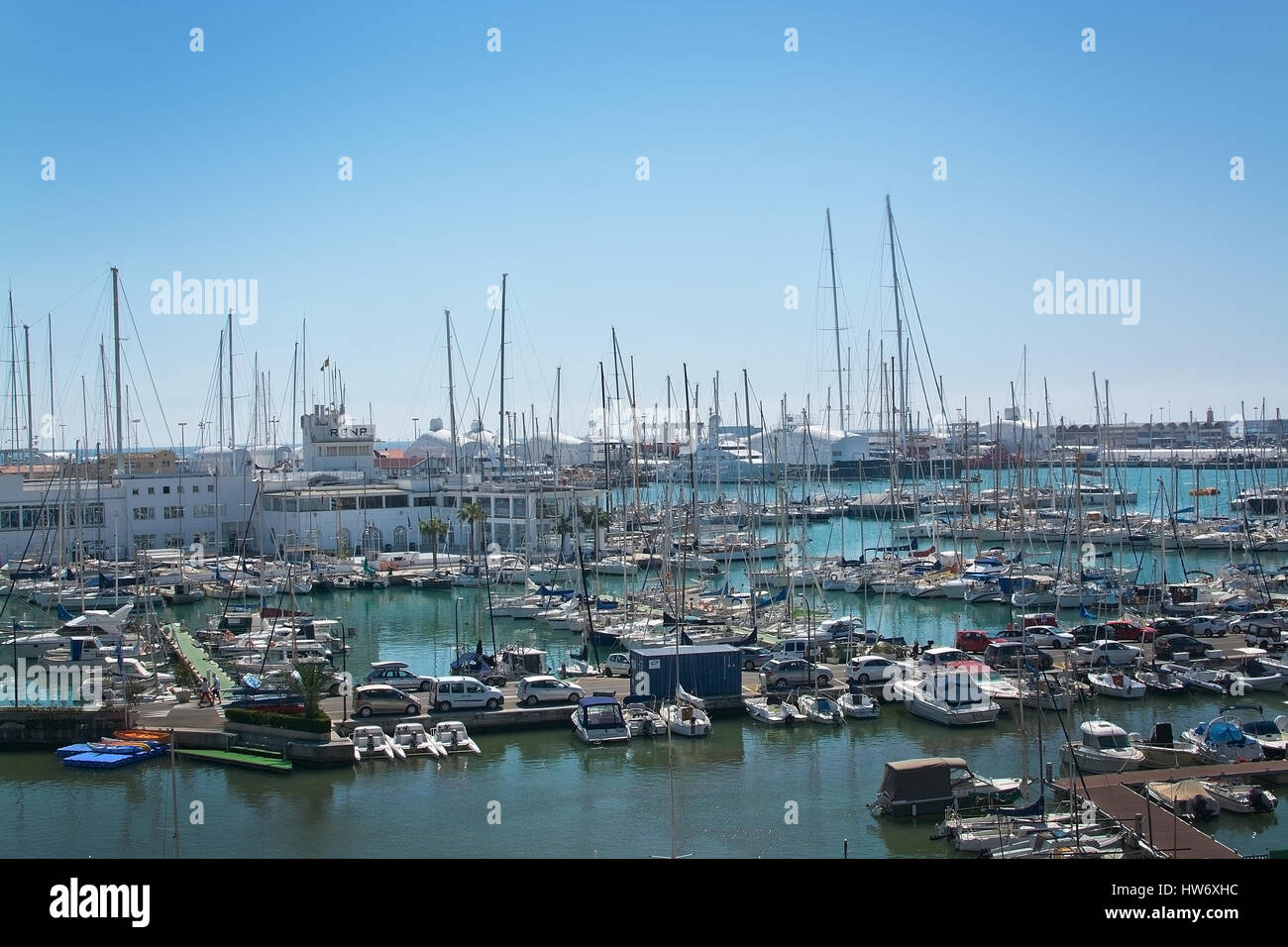 PALMA DE MAJORQUE, ESPAGNE - 17 mars 2017 : Palma de Mallorca marina avec des yachts blancs sur une journée ensoleillée le 17 mars 2017 à Palma, Majorque, Espagne. Banque D'Images