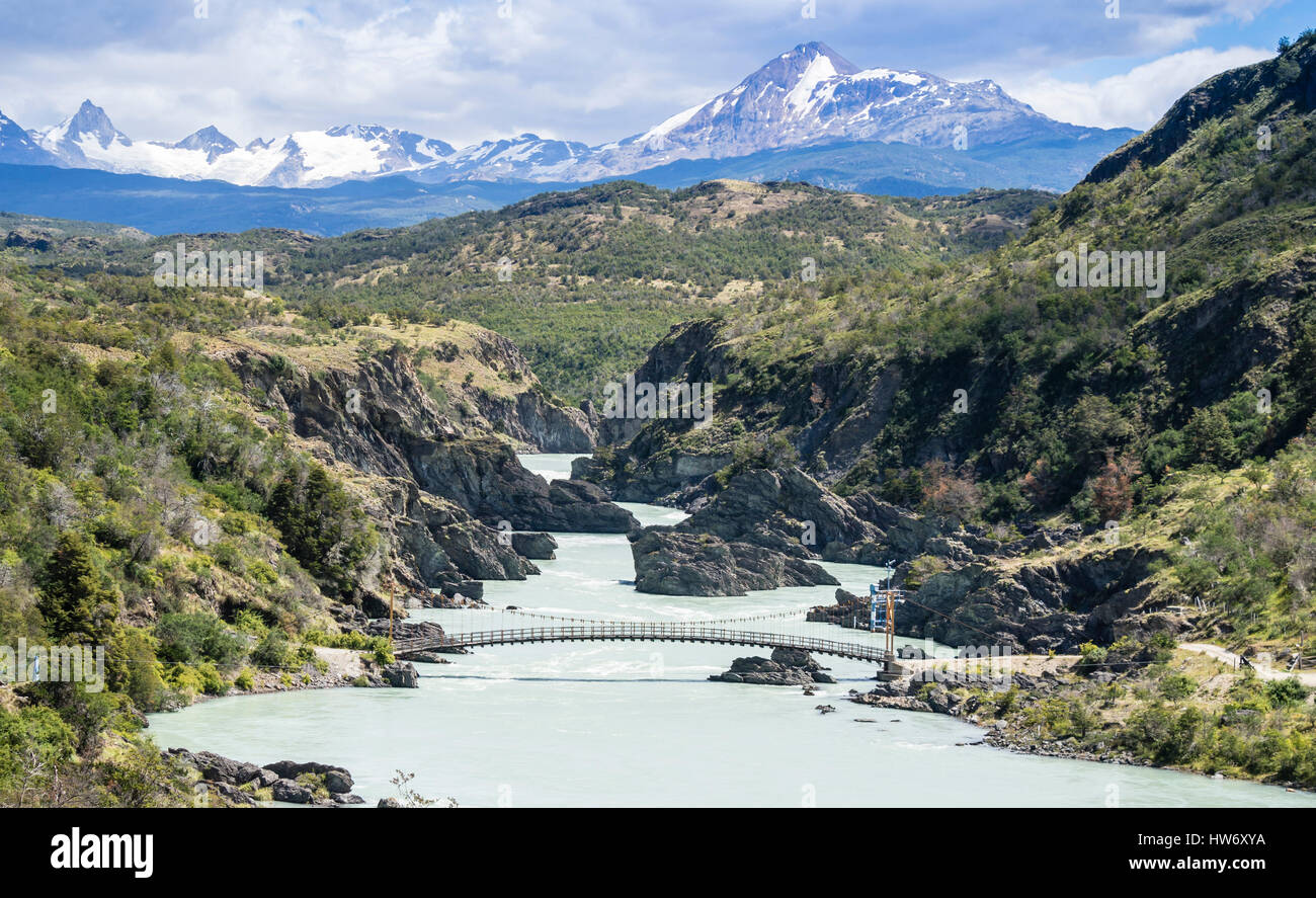 Pont suspendu traversant la rivière Rio Baker, non utilisable pour les camions, près de Cochrane, détour par la Carretera Austral, en Patagonie, au Chili. Banque D'Images