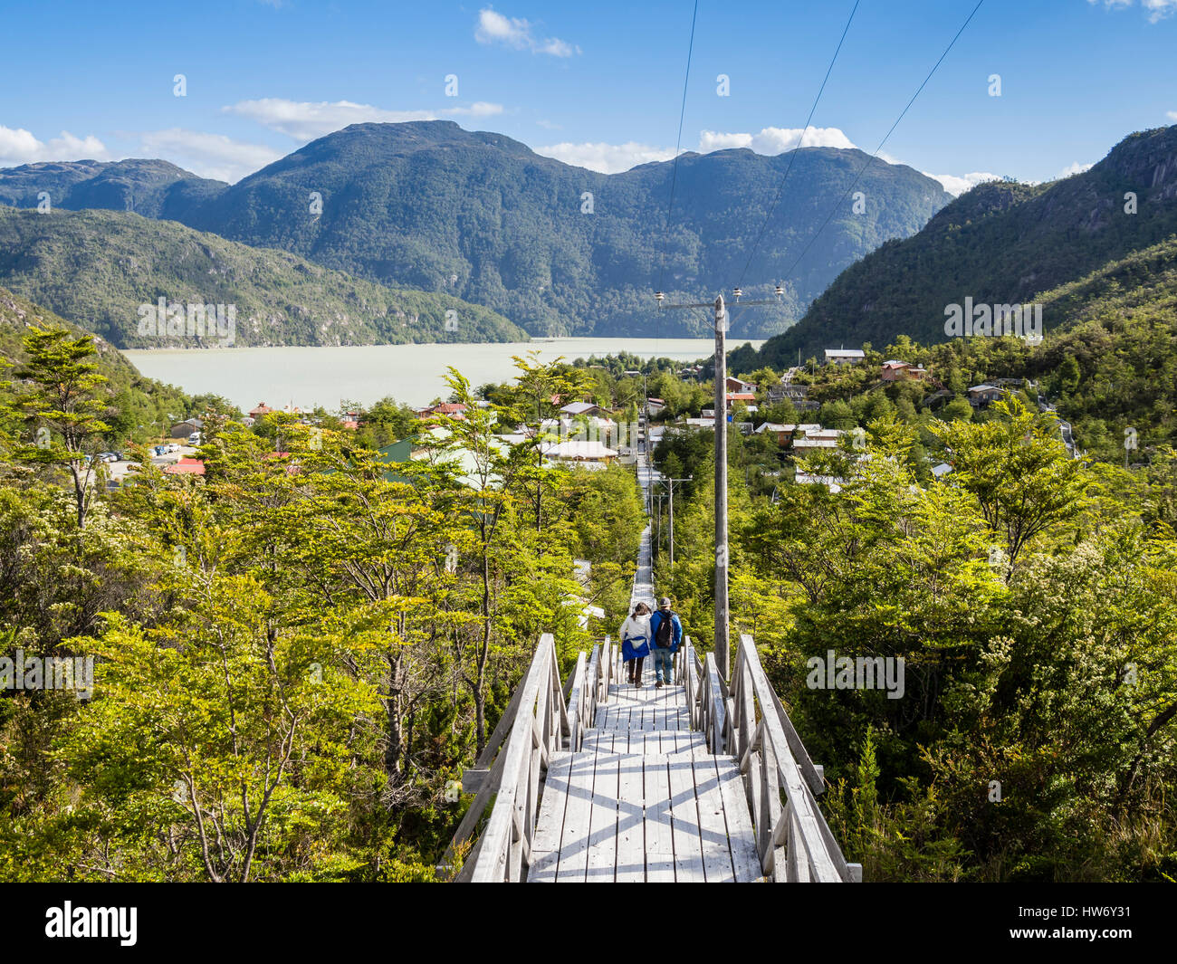 Vue panoramique sur les maisons et promenade en bois de Caleta Tortel, la mer en arrière-plan, la région d'Aysen, en Patagonie, au Chili Banque D'Images