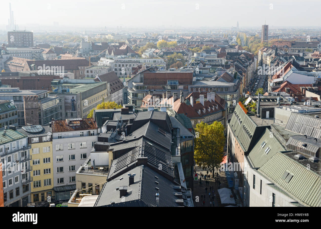 MUNICH, Bavière, Allemagne 28 Octobre 2015 : Cityscapse de Munich shopping mile rue Kaufinger rue à côté de la place Marienplatz. Banque D'Images