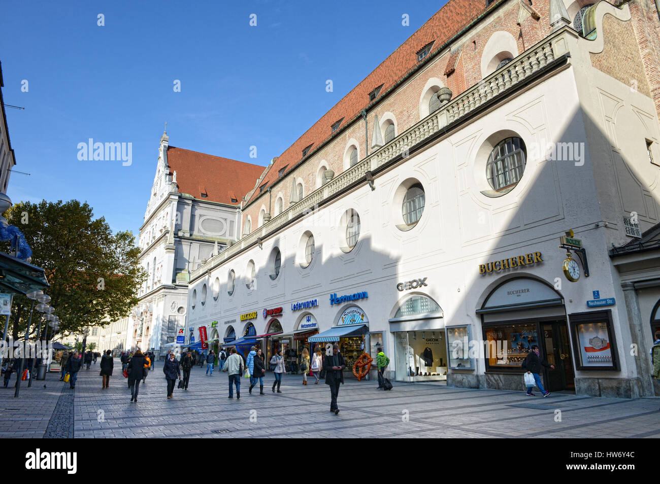 MUNICH, Bavière, Allemagne 28 Octobre 2015 : Les gens qui marchent le long de la rue commerçante rue Kaufinger et Neuhauser Strasse. Les petits magasins tout le long. Banque D'Images