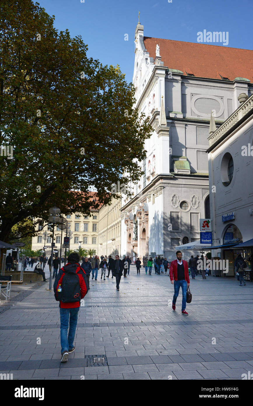 MUNICH, Bavière, Allemagne 28 Octobre 2015 : Les gens qui marchent le long de la rue commerçante rue Kaufinger et Neuhauser Strasse. Les petits magasins tout le long. Banque D'Images