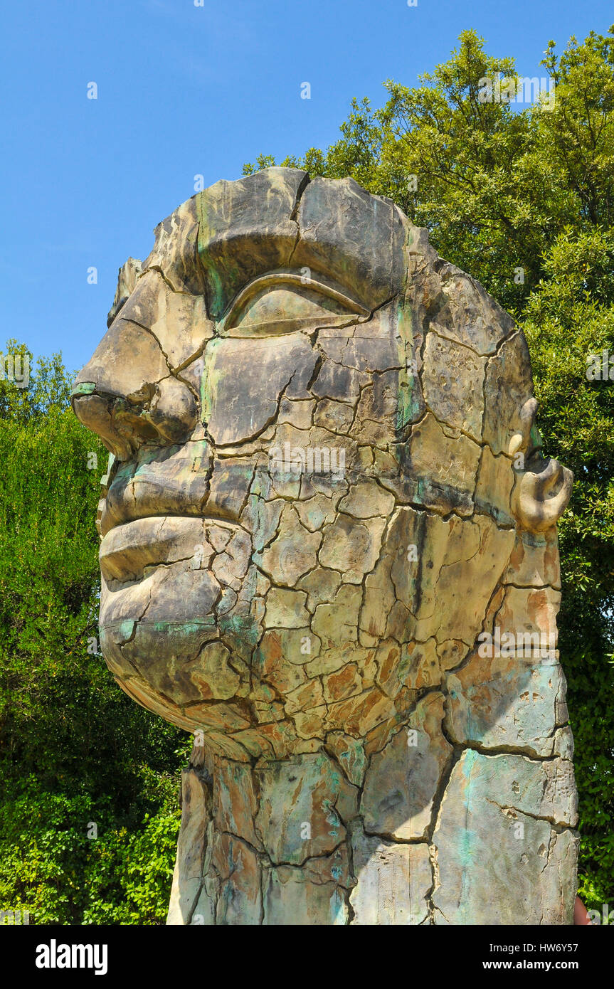 Florence, Italie - 25 juin 2016 : des détails architecturaux de Tindaro Screpolato, une sculpture en bronze de Igor Mitoraj dans les jardins Boboli à Florence. Banque D'Images