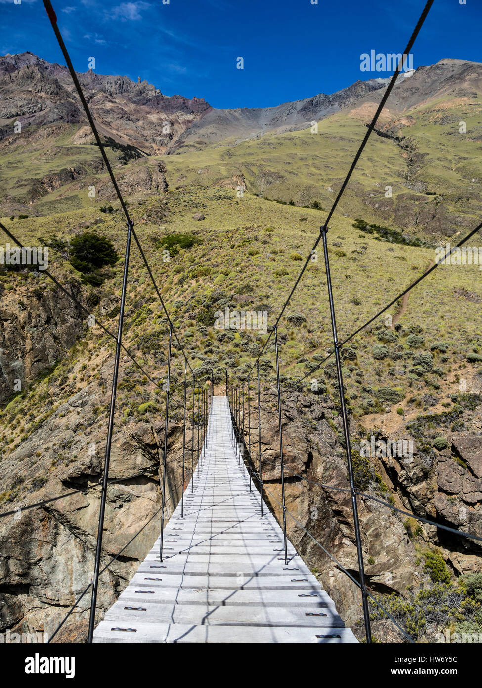 Suspension Bridge crossing river Rio Aviles, sentier de randonnée pédestre 'boucle' Aviles, Parc de la Patagonie, la Patagonie, Chili Banque D'Images