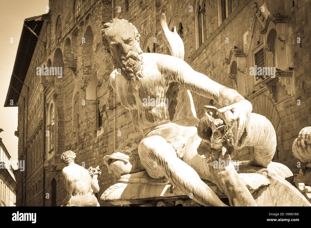 Détail architectural de statues de bronze de la fontaine de Neptune de la Piazza della Signoria (Florence, Italie) Banque D'Images
