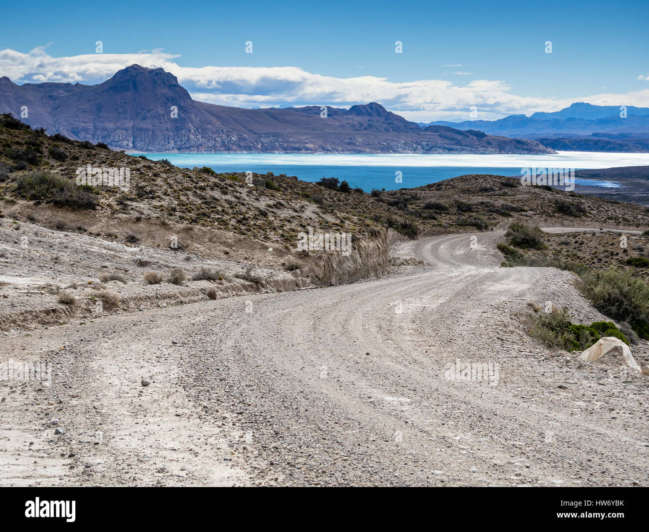 Route de gravier de ruta 40 en Argentine à la frontière à Paso Roballos, lac Ghio, Patagonie, Argentine Banque D'Images