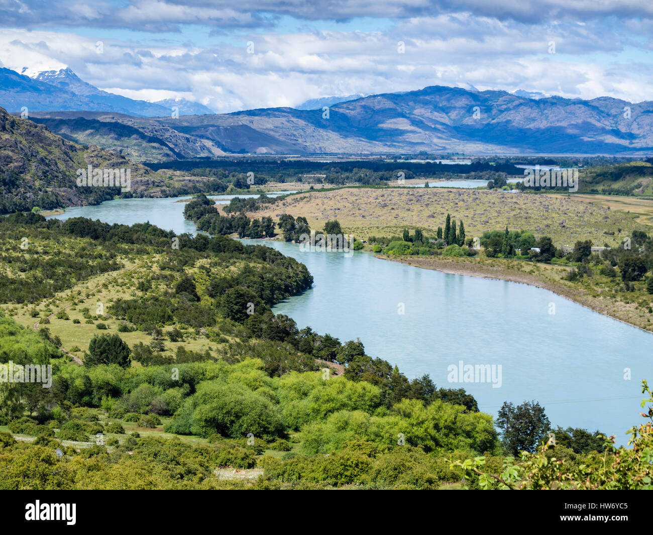 Rivière 'Rio Baker", vu à partir de la Carretera Austral au nord de Cochrane, de montagnes en arrière-plan, Patagonie, Chili Banque D'Images