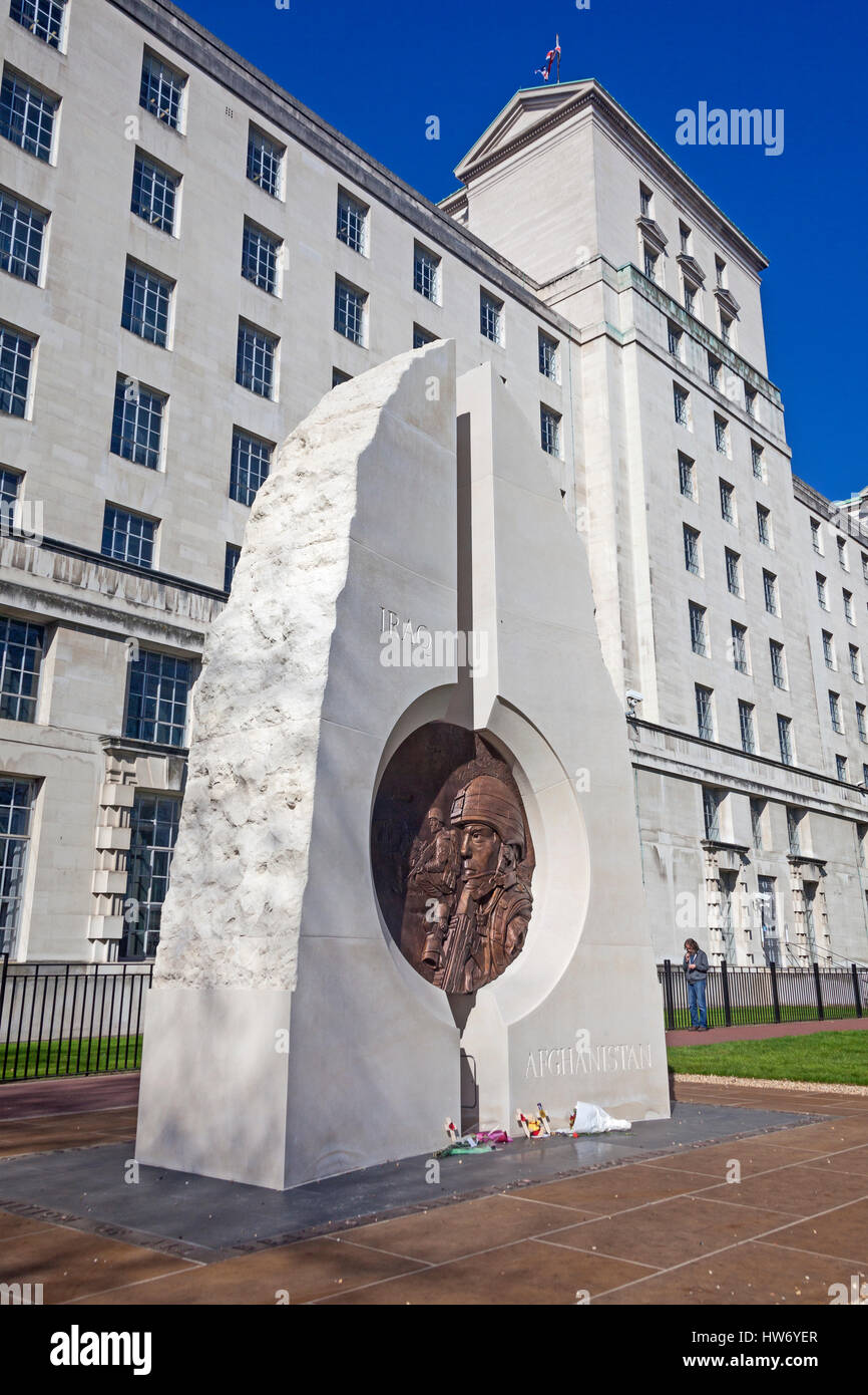 London, Victoria Embankment Gardens l'Iraq et l'Afghanistan War Memorial, dévoilé en mars 2017. Le ministère de la Défense est dans l'arrière-plan Banque D'Images