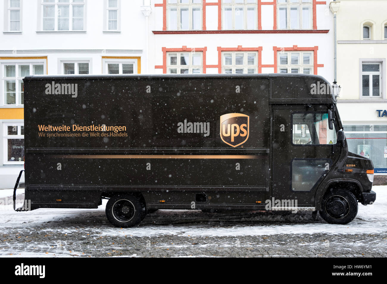 Van de livraison d'UPS au cours de neige Banque D'Images