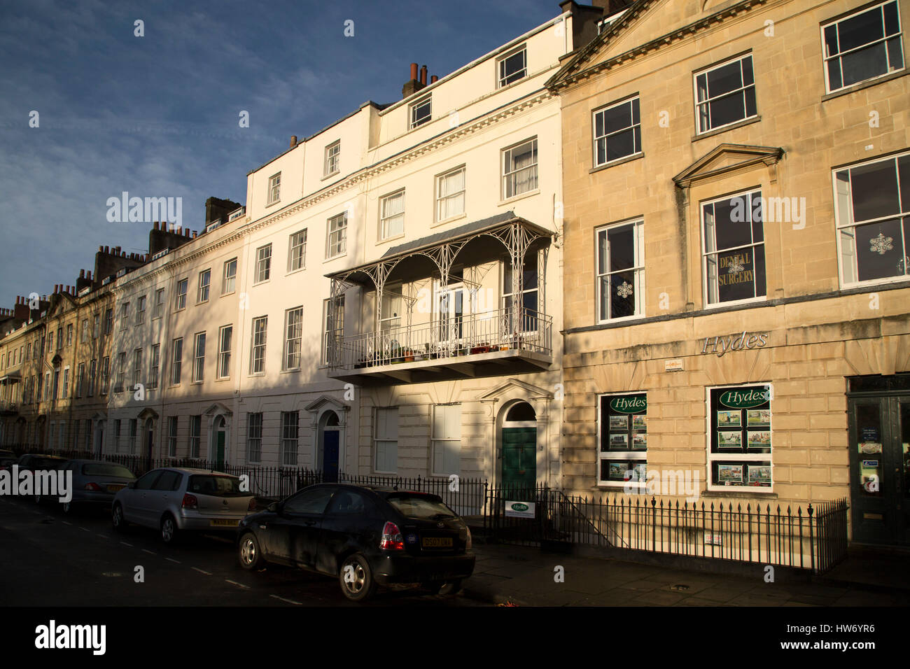 Dans les maisons de quartier de Clifton Bristol, Angleterre. Plusieurs des maisons ont des balcons en fer forgé. Banque D'Images