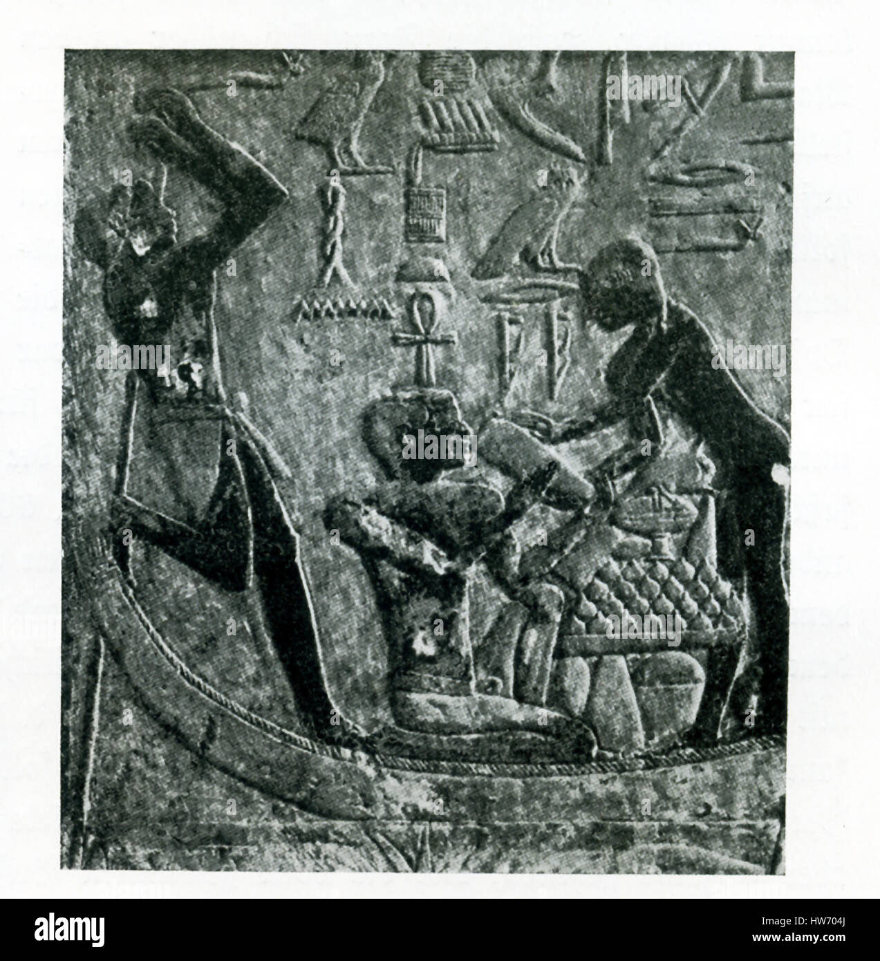 Ce relief sculpté de la tombe de Ptahhotep dans Saqqarah montre trois chiffres. Ptahhotep était un nom commun dans l'Egypte ancienne. L'illustration est crédité à la Belgique d'historien de l'art Jean Capart (1877-1947) et Emil Roemmler (mort en 1941). La figure de leaft semble être en appui sur son personnel. La figure dans le milieu semble être de boire, avec l'aide de la figure de droite. Très probablement la tombe fut une dynastie V tombe. Banque D'Images