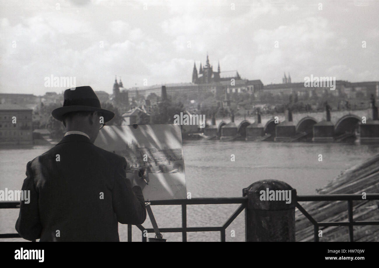 Années 1930, historique, avec l'artiste masculin hat peinture d'une scène de pont de la Légion, sur la rivière Vltava, Prague, Czecehoslovakia. Banque D'Images