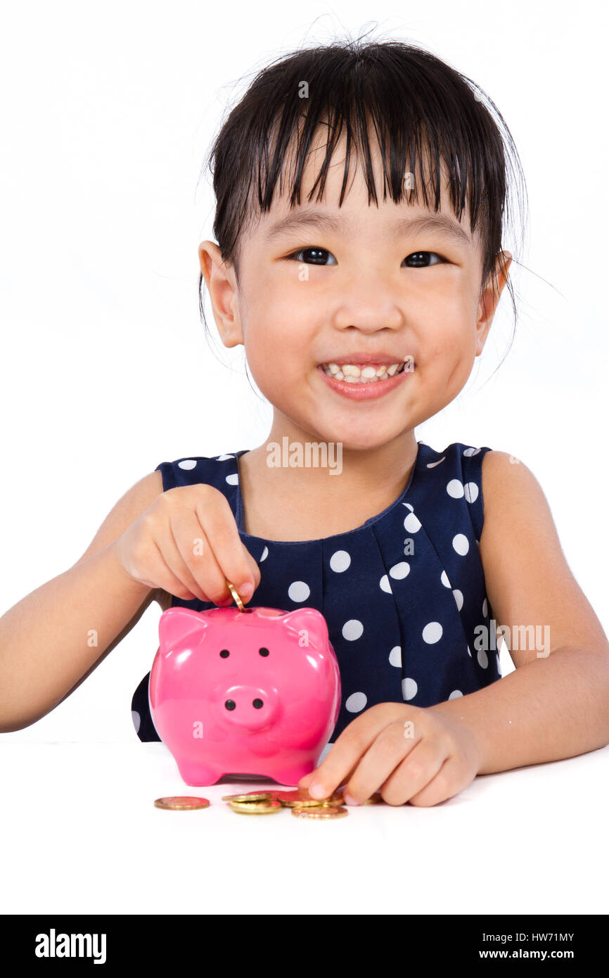 Petite fille asiatique chinois mettre des pièces dans la tirelire isloated sur fond blanc Banque D'Images