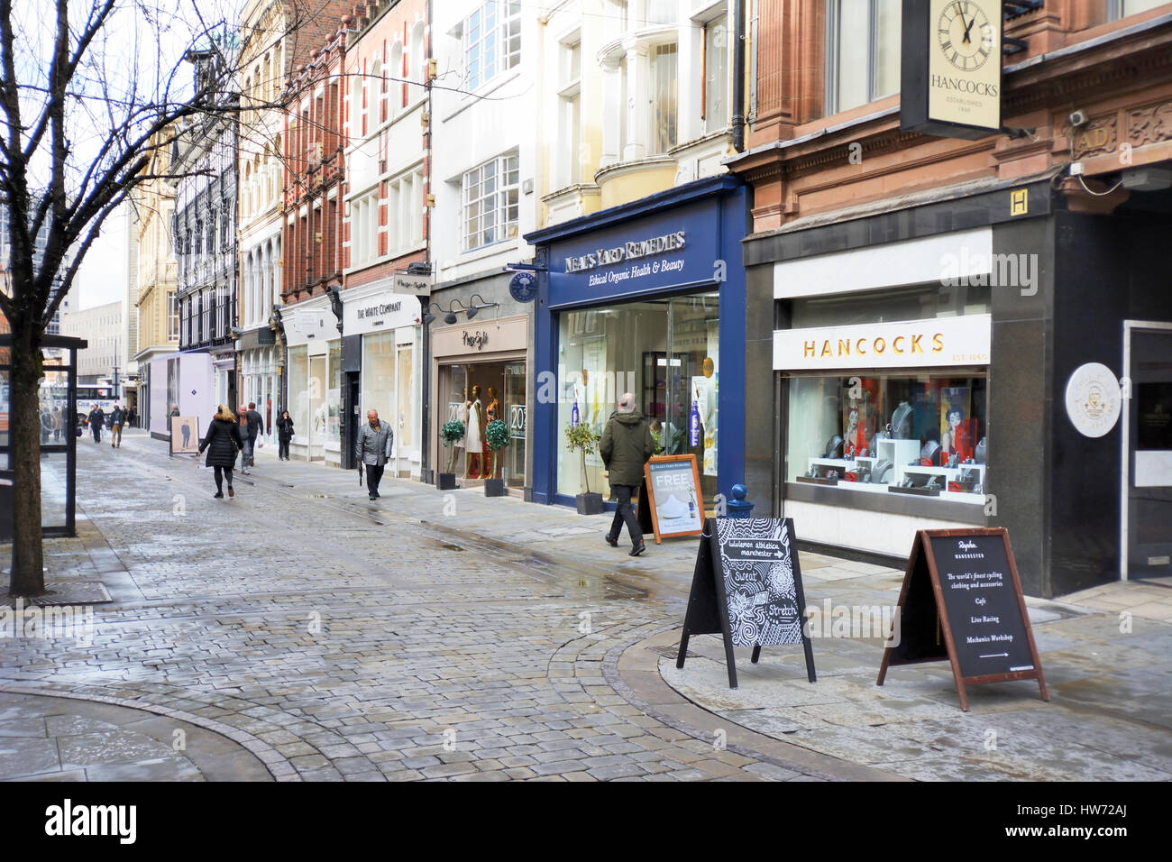 King Street dans le centre-ville de Manchester est une zone commerçante, a noté pour les gens riches et les épouses des footballeurs. Banque D'Images