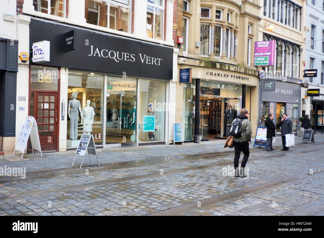 King Street dans le centre-ville de Manchester est une zone commerçante, a noté pour les gens riches et les épouses des footballeurs. Banque D'Images