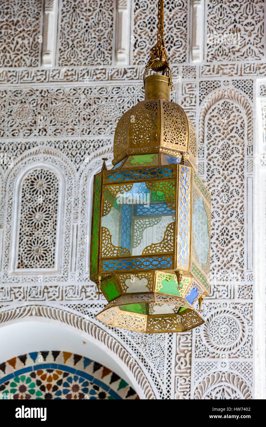 Fes, Maroc. Lanterne à la zaouia de Moulay Idris II, des décorations en stuc sur les murs. Fez El-Bali. Banque D'Images
