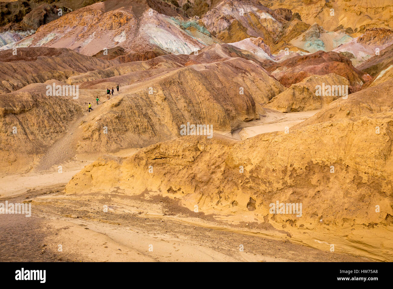 Les gens, les touristes, les visiteurs, les artistes, la palette de l'artiste, les Black Mountains, Death Valley National Park, Death Valley, Californie Banque D'Images