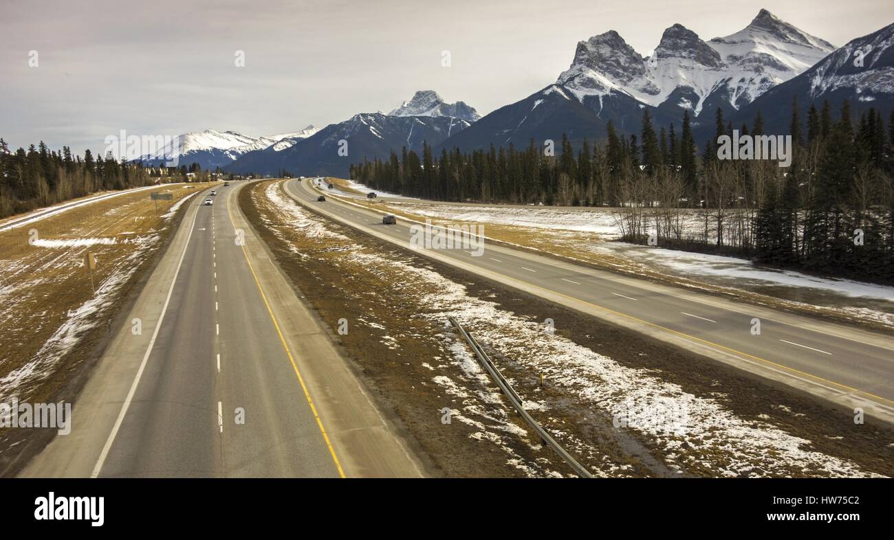 Vue aérienne TRANS Canada Twinned Highway Road Hwy 1 Canmore Overpass paysage hivernal Alberta Foothills Canadian Rocky Mountains Parc national Banff Banque D'Images