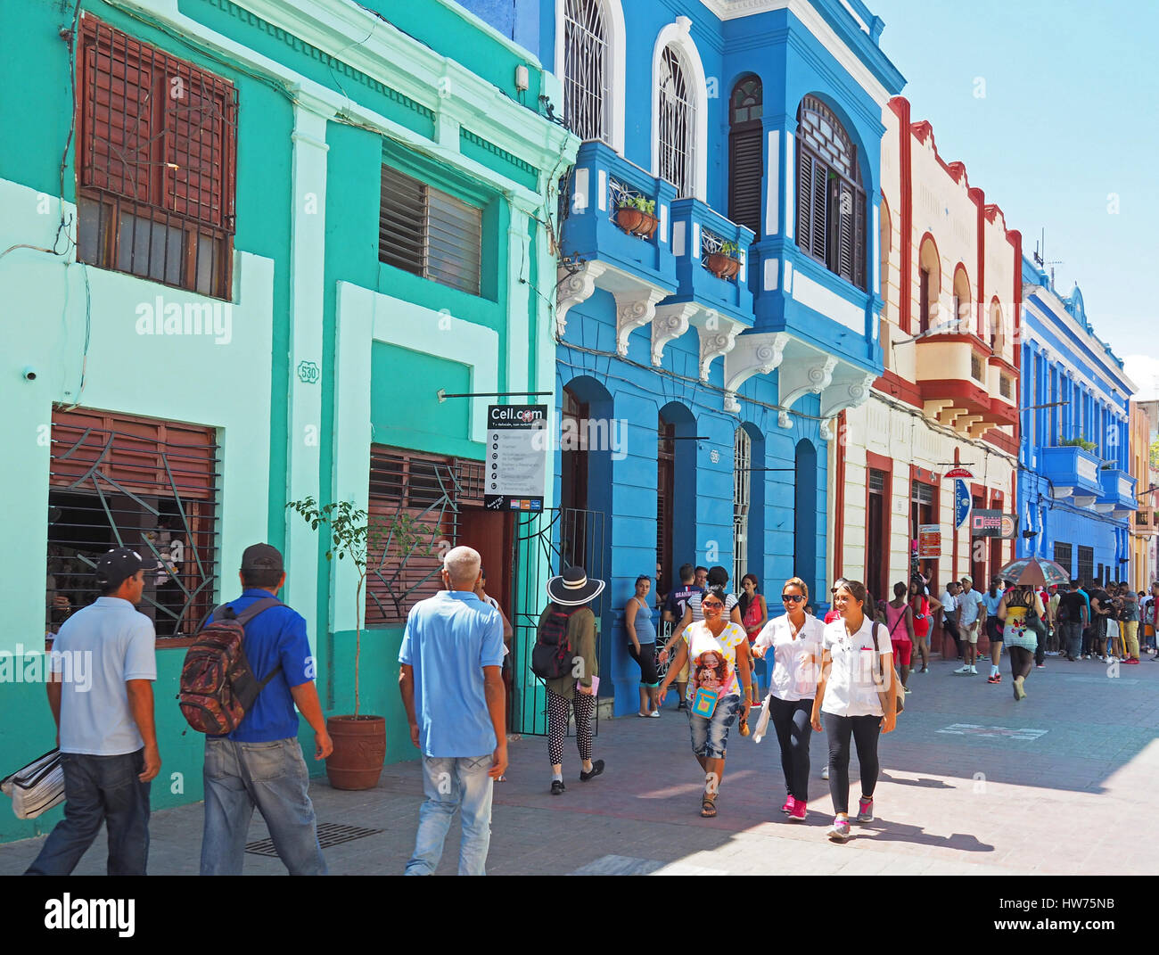 Façades colorées sur piéton rue commerçante de Santiago de Cuba. Banque D'Images