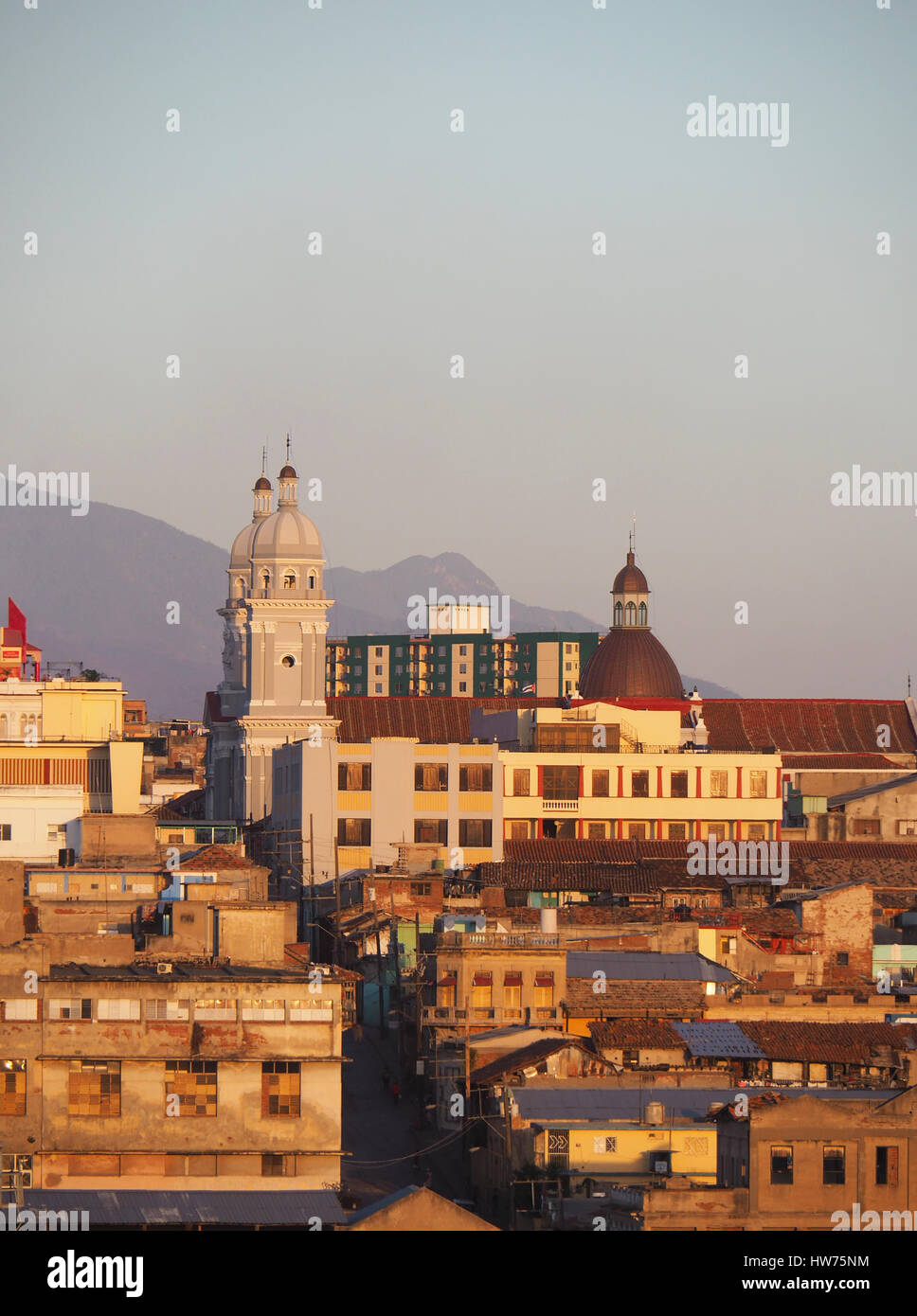 Skyline de Santiago de Cuba avec Iglesias Catedral's deux tours. Banque D'Images