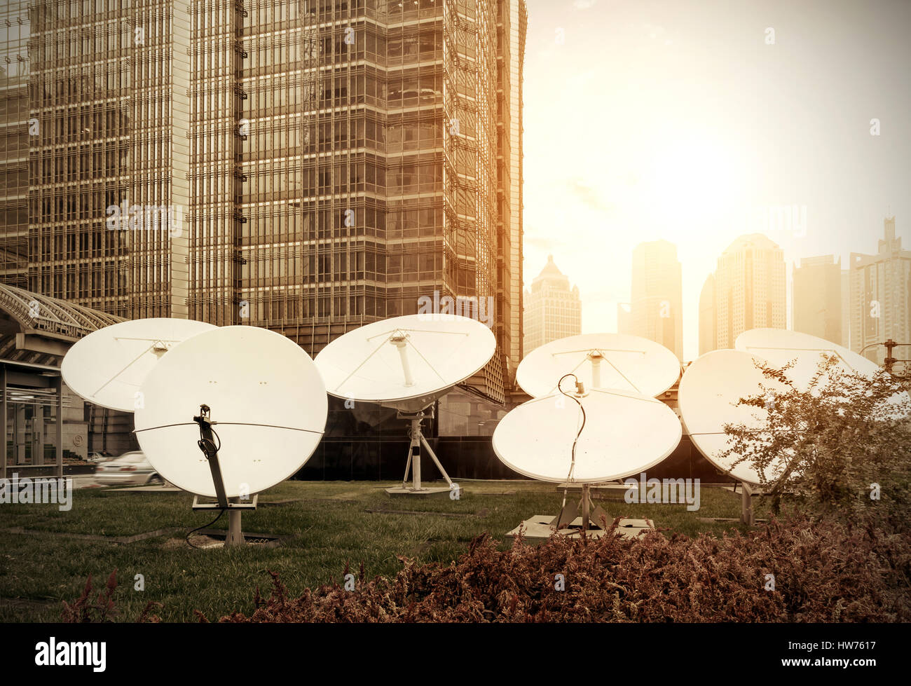 Photo d'une antenne satellite parabolique récepteurs de technologie spatiale Banque D'Images