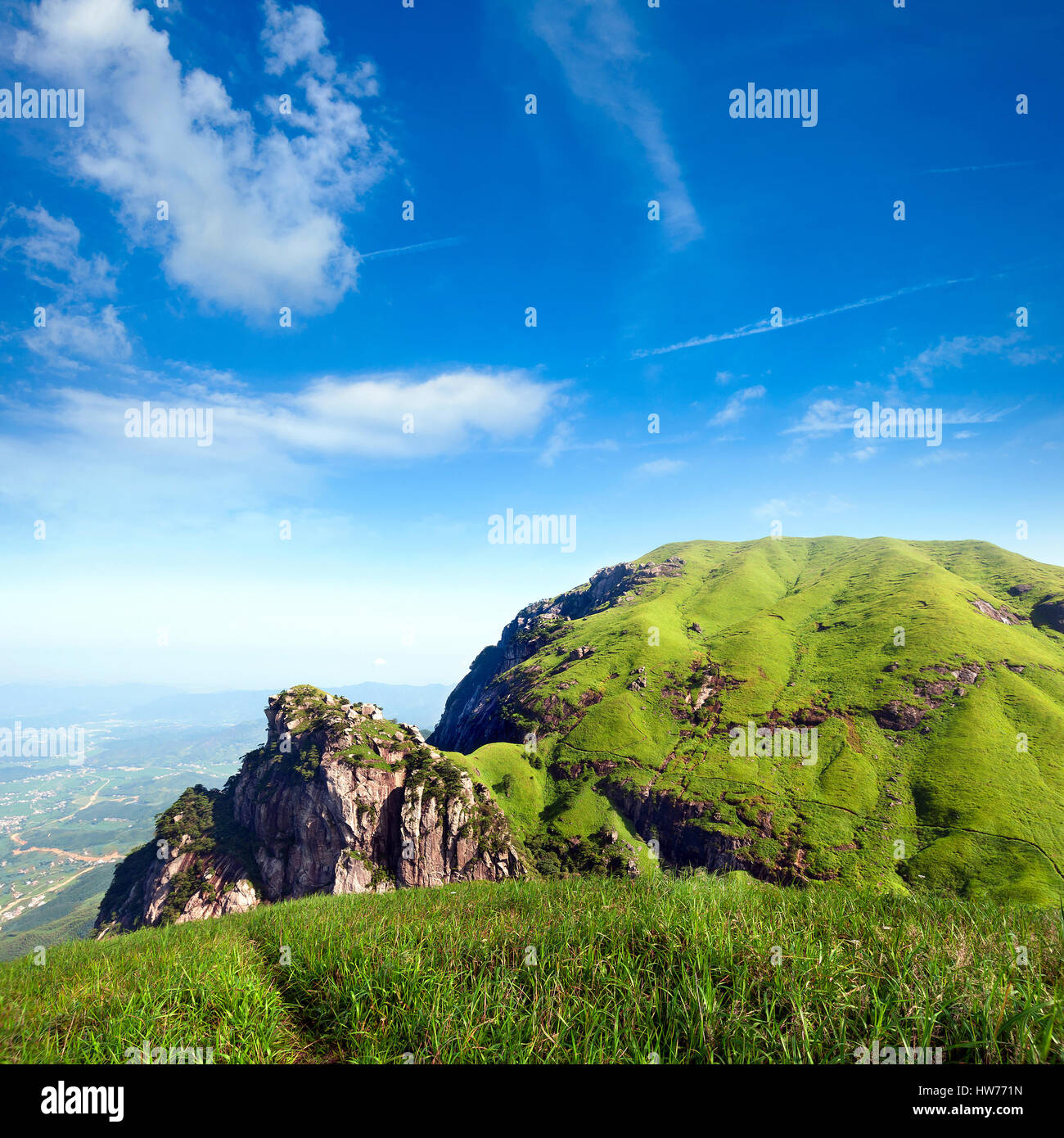 Montagnes sous le ciel bleu Banque D'Images