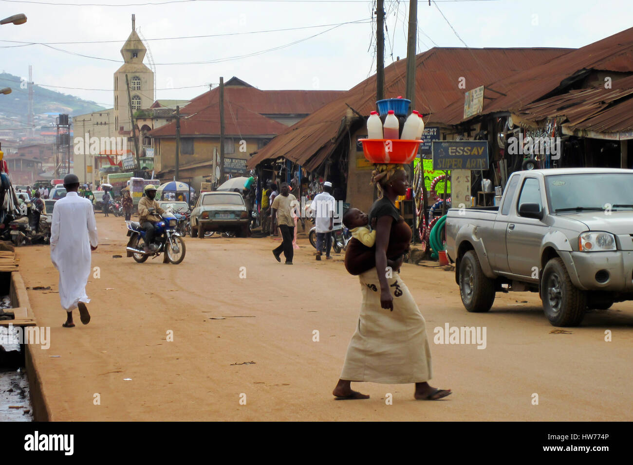 Vue sur la rue avec des gens et des voitures dans la ville de Lagos, la plus grande ville au Nigeria et le continent africain. Banque D'Images