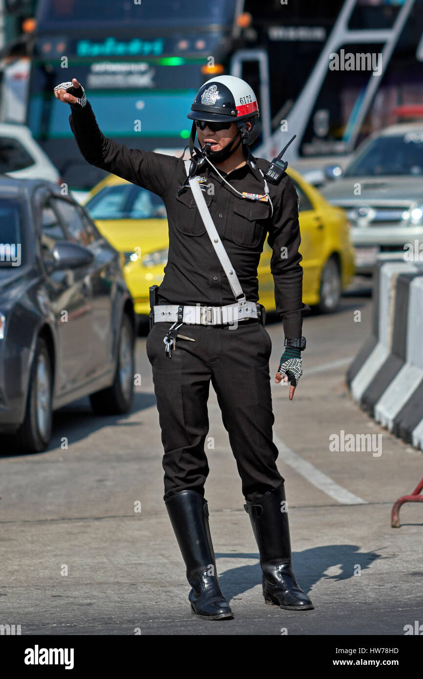 Thaïlande agent de police diriger la circulation. Banque D'Images