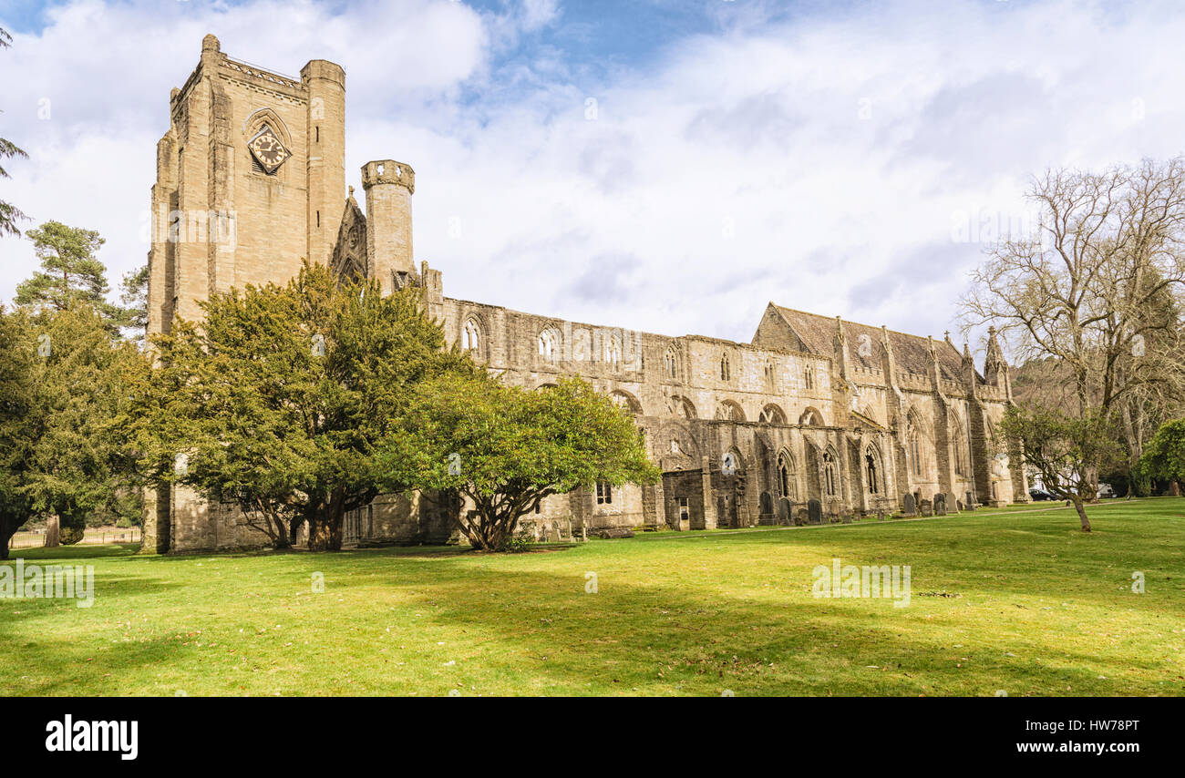 L'ancienne abbaye de Dunkeld, en Ecosse. Dans la lumière douce et belle ombre sur l'herbe. Banque D'Images