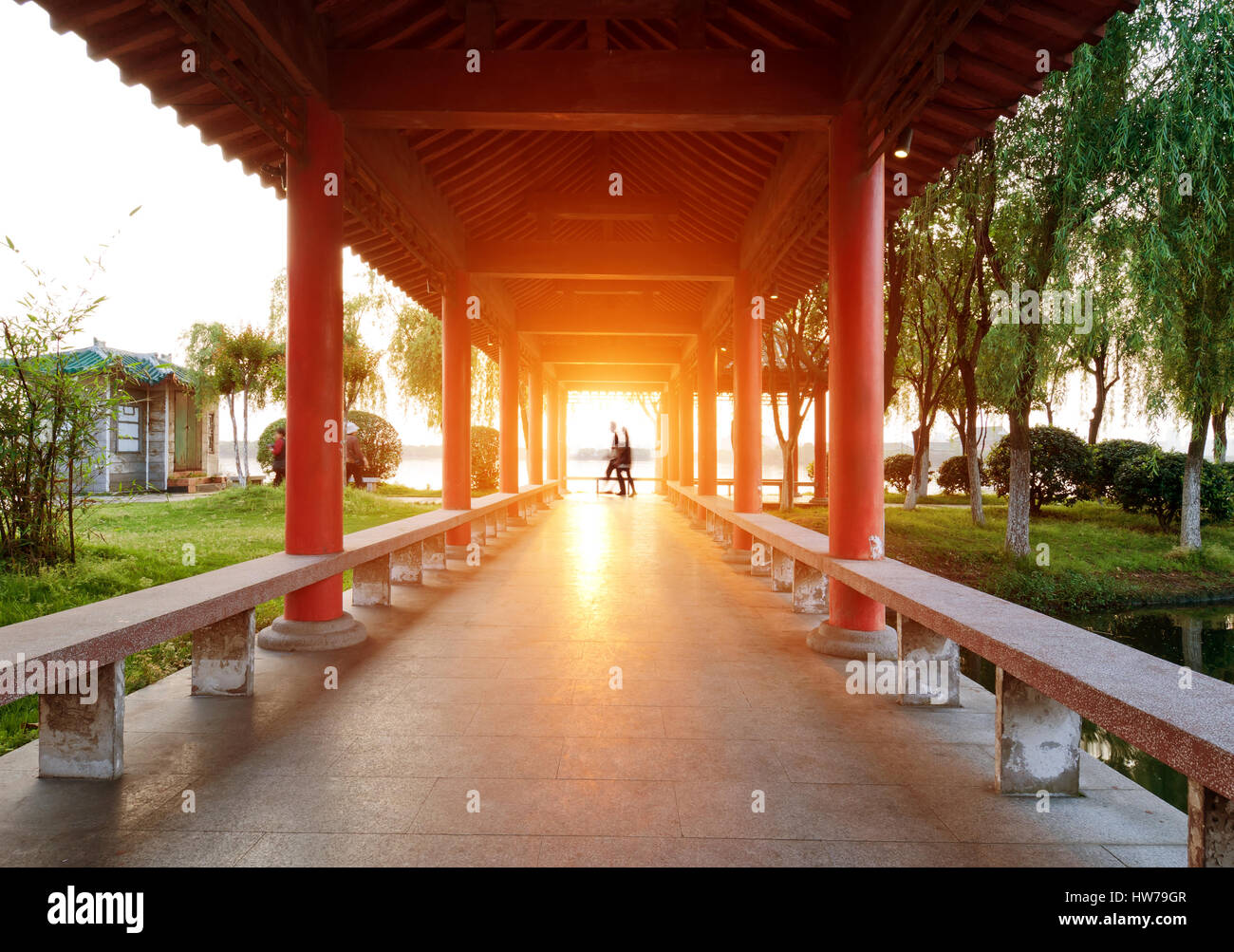 Soir, le chinois traditionnel l'architecture ancienne : jardins de Suzhou. Banque D'Images