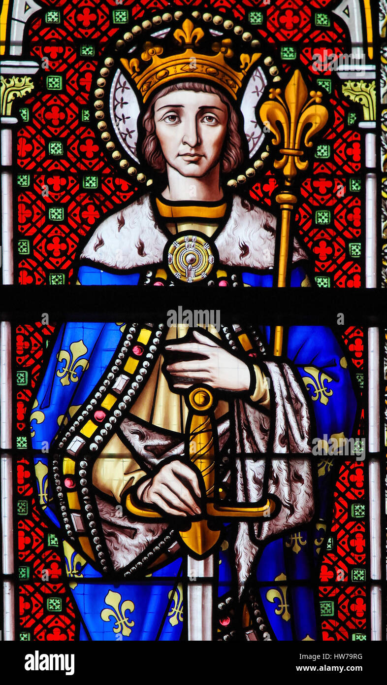 Vitraux dans l'église de Notre-Dame du Sablon à Bruxelles, Belgique, représentant Saint Louis, Roi de France Banque D'Images