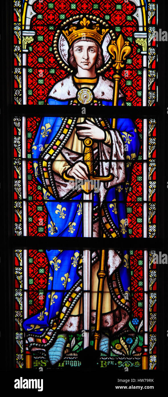 Vitraux dans l'église de Notre-Dame du Sablon à Bruxelles, Belgique, représentant Saint Louis, Roi de France Banque D'Images