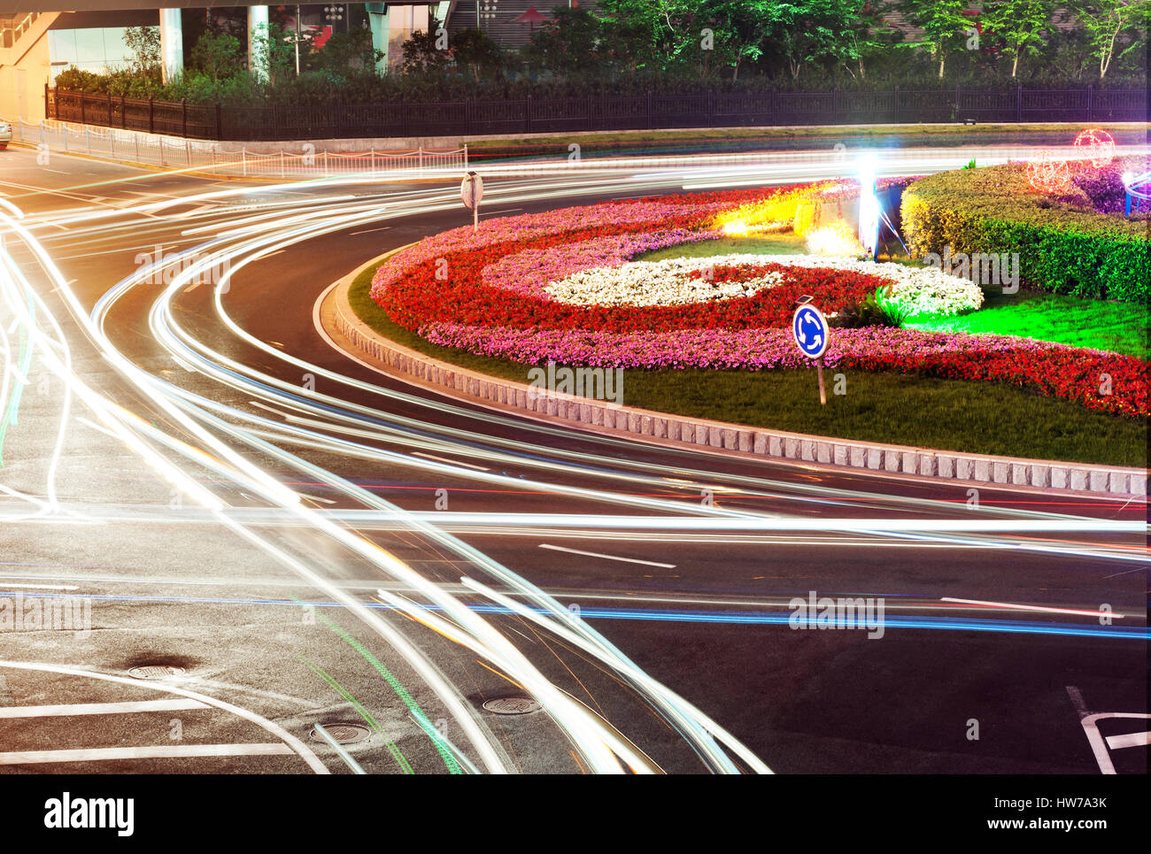 Belle Lumière dans la trajectoire route passante Banque D'Images