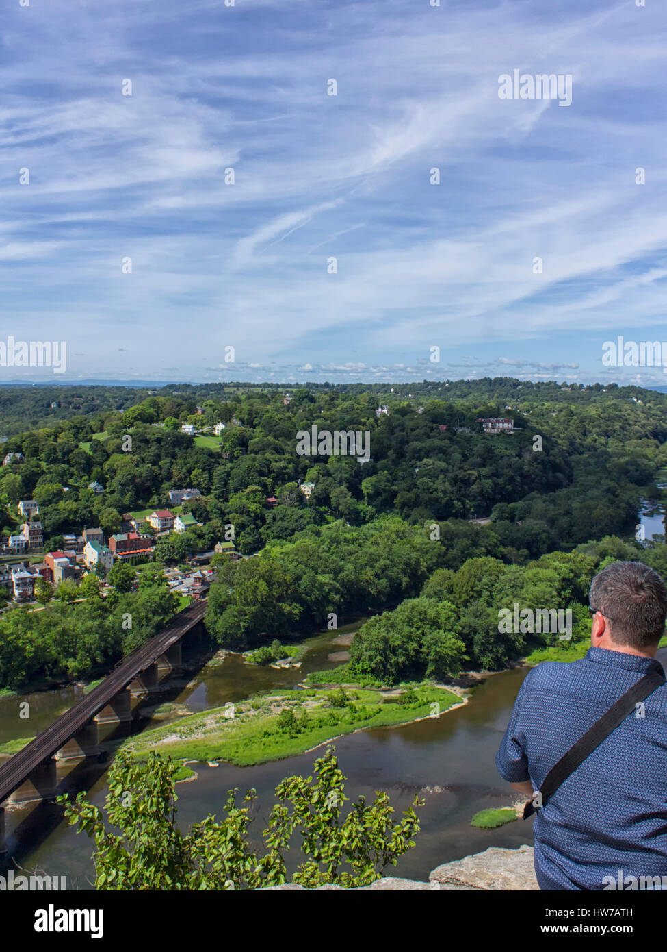 Homme donnant sur Harper's Ferry de Maryland Heights Banque D'Images