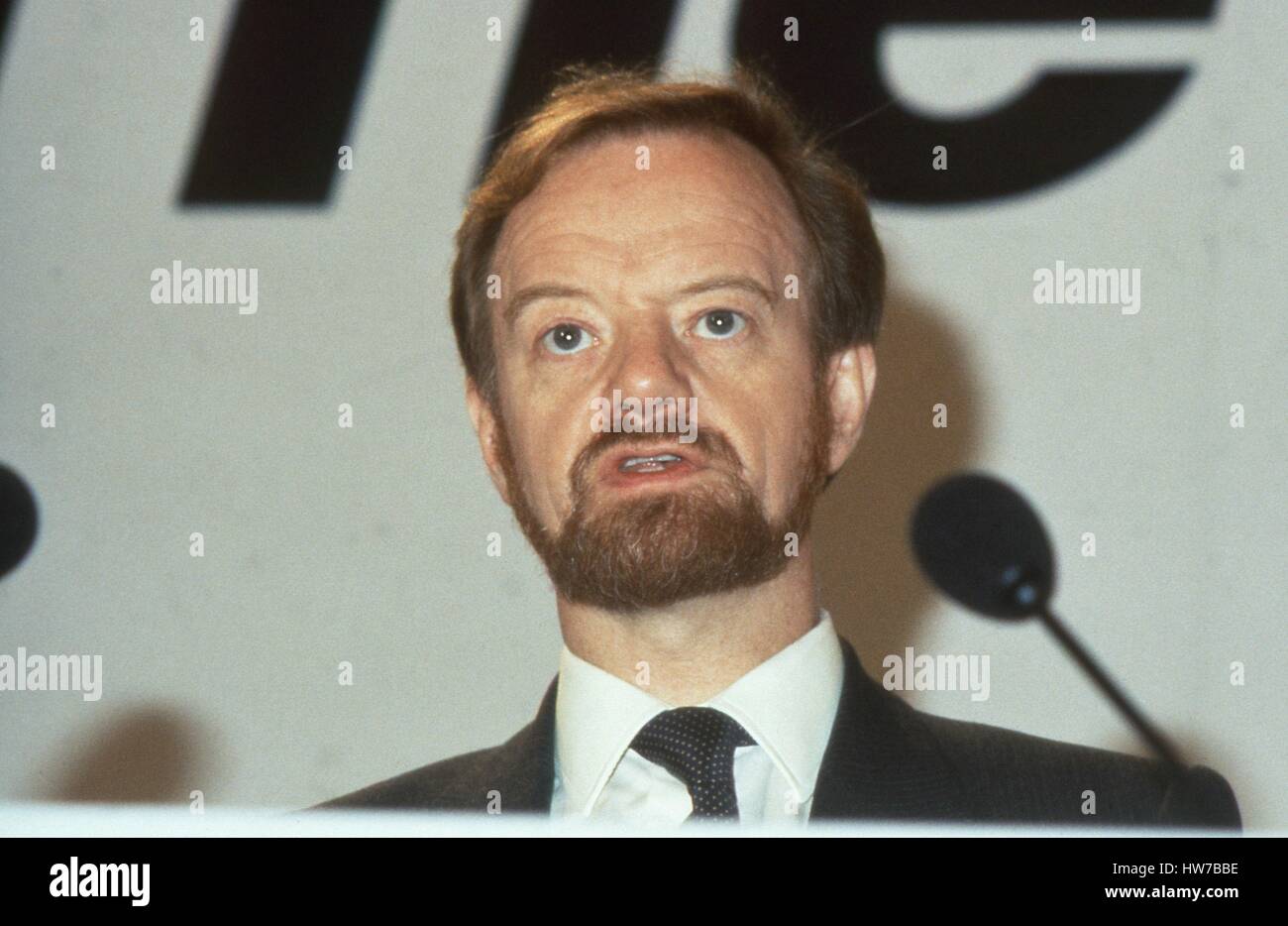 Robin Cook, Shadow Secrétaire d'État à la santé et membre du parti travailliste du Parlement pour Livingstone, assiste à une partie de la politique de la santé lancement à Londres, Angleterre le 6 décembre 1990. Banque D'Images