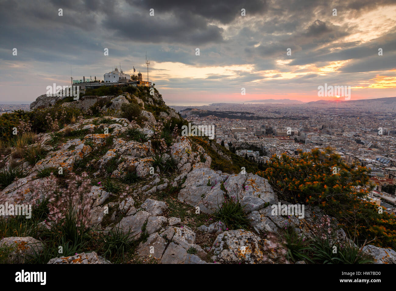 La colline de Lycabettus dans le centre d'Athènes au coucher du soleil, la Grèce. Banque D'Images