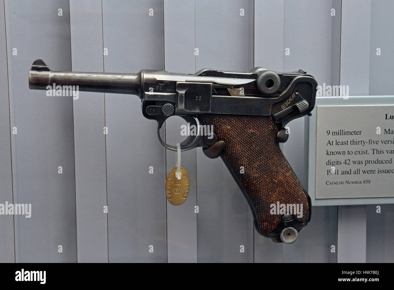 Un Luger P-08, deux Mauser-Banner -chiffres pistolet sur affichage dans la Springfield Armory National Historic Site, Springfield, MA, United States. Banque D'Images