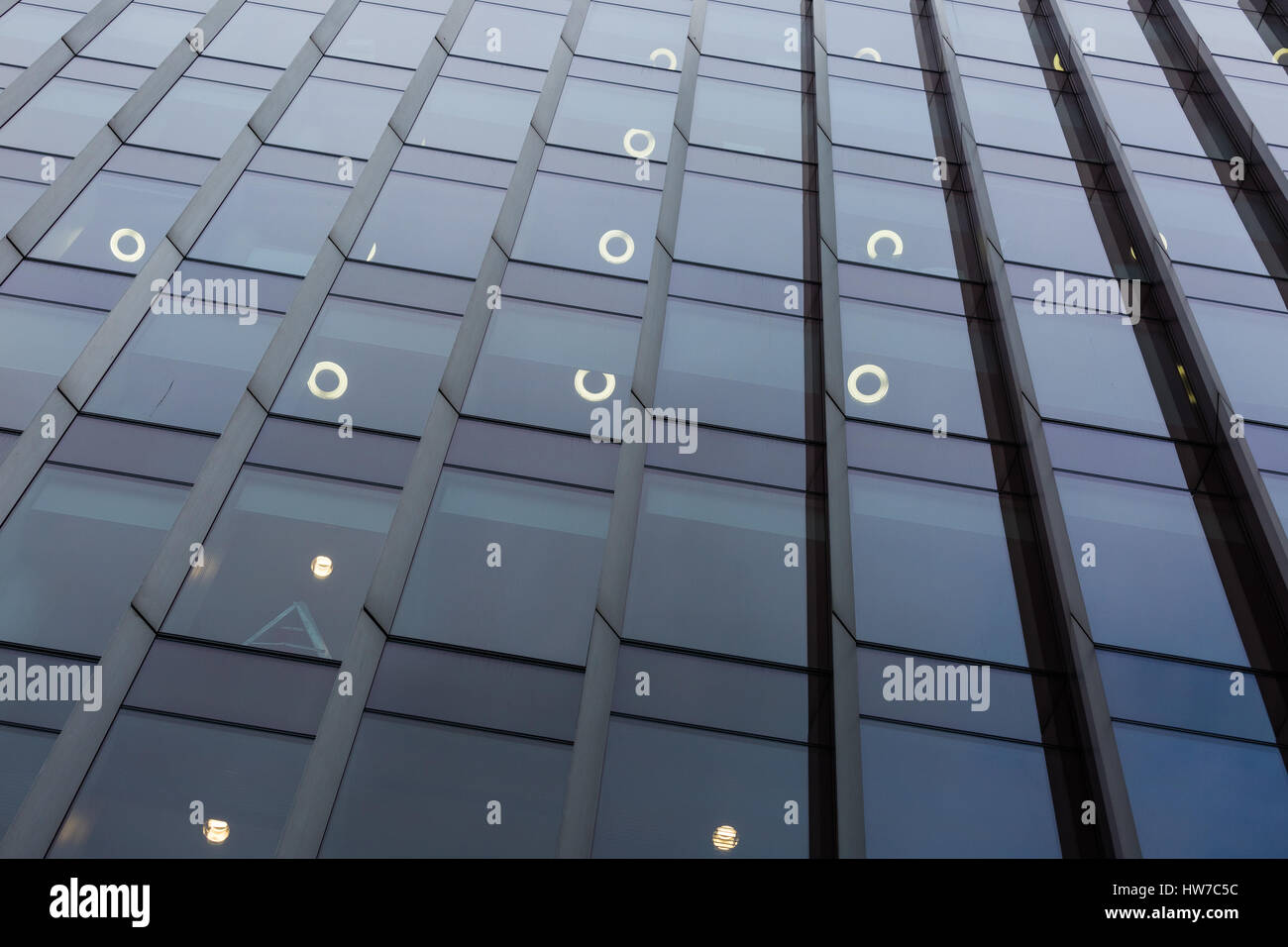 Résumé photo de la texture et de la réflexion dans les fenêtres d'un gratte-ciel de Londres, Angleterre Banque D'Images