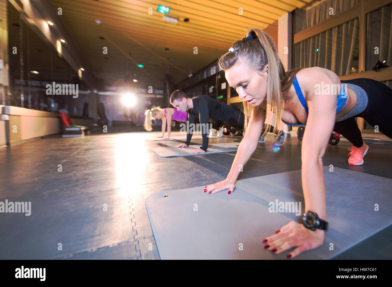 Trois jeunes gens athlétiques faisant garder ups Banque D'Images