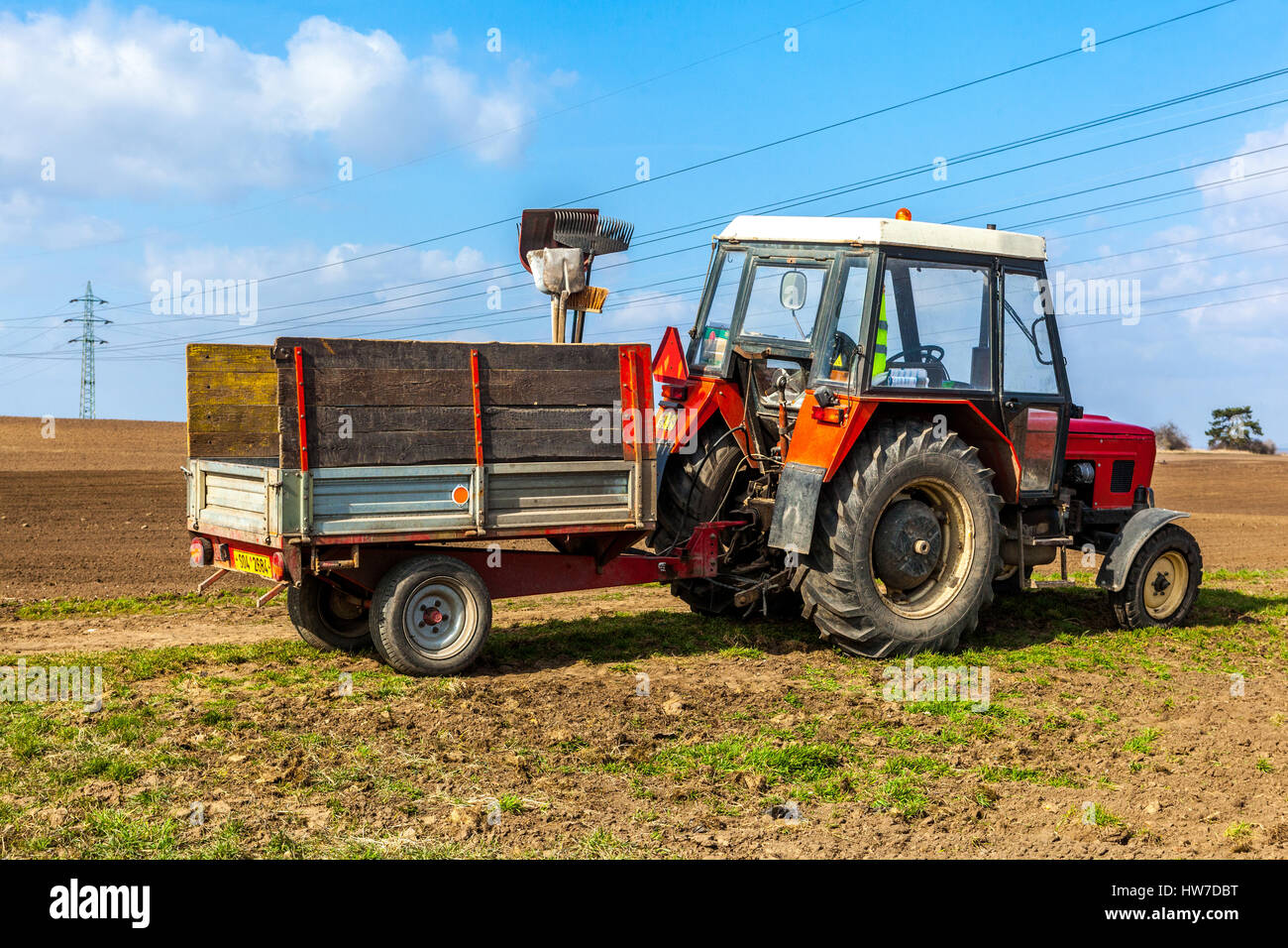 Ancienne remorque de tracteur à plateau sur le terrain, à l'exploitation  Photo Stock - Alamy