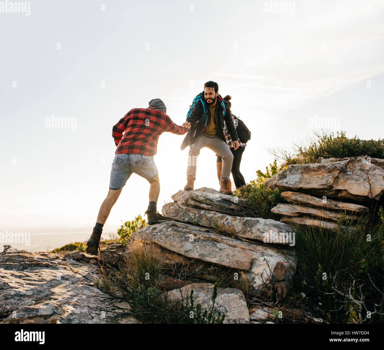 Groupe de randonneurs marchant dans la nature. Les amis de prendre une excursion sur une montagne. Banque D'Images