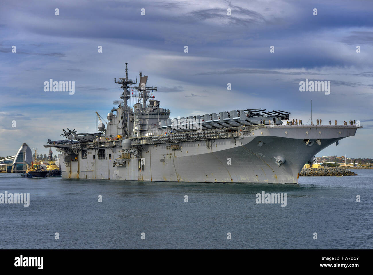 Porte-avions de la Marine américaine USS Bonhomme Richard quitte le port de Fremantle en Australie occidentale. Le navire porte AV8B Harrier jump jet et les Balbuzards. Banque D'Images