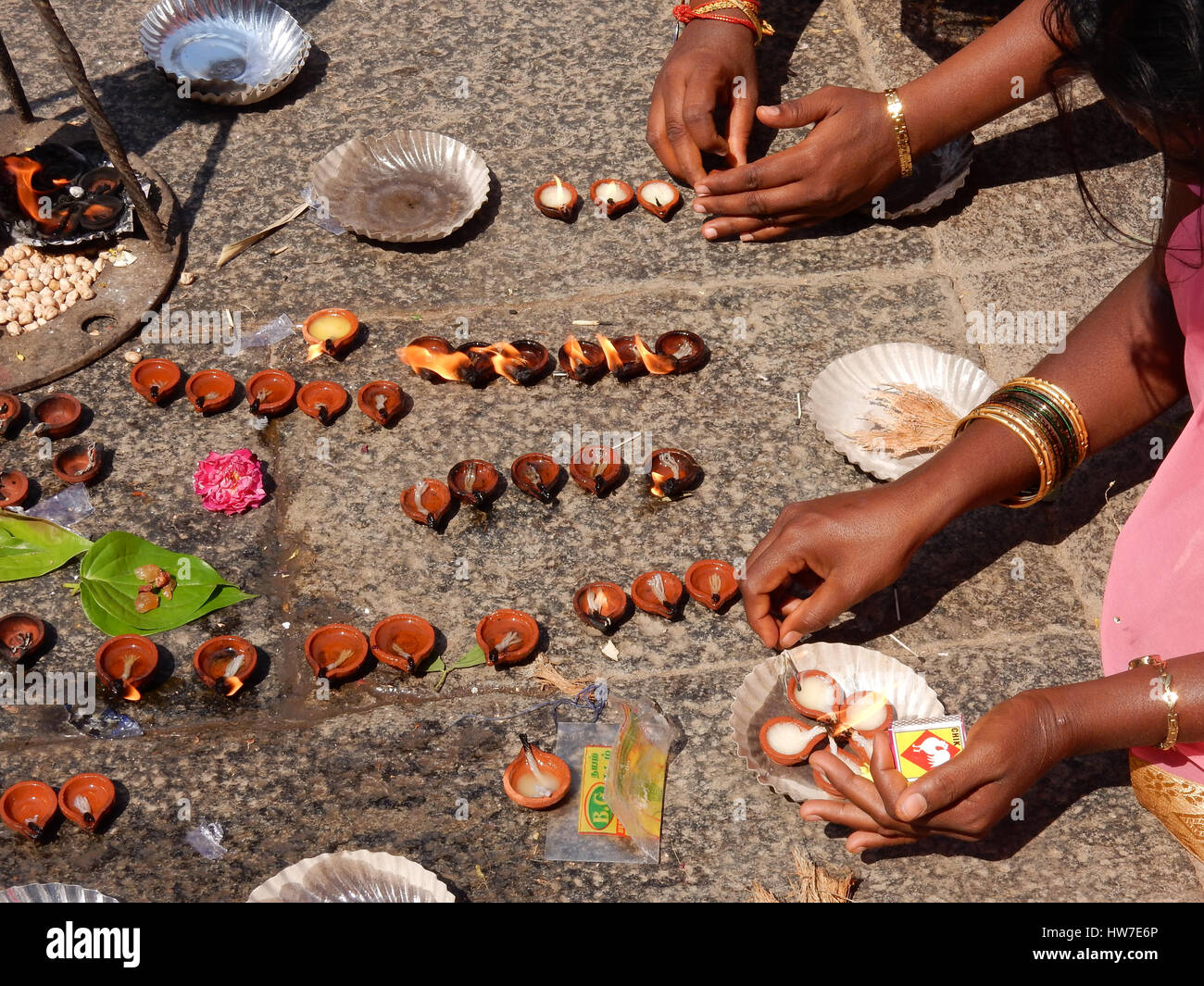 Les mains des femmes éclairés de lampes à huile pour rituel hindou à Madurai, Inde Banque D'Images