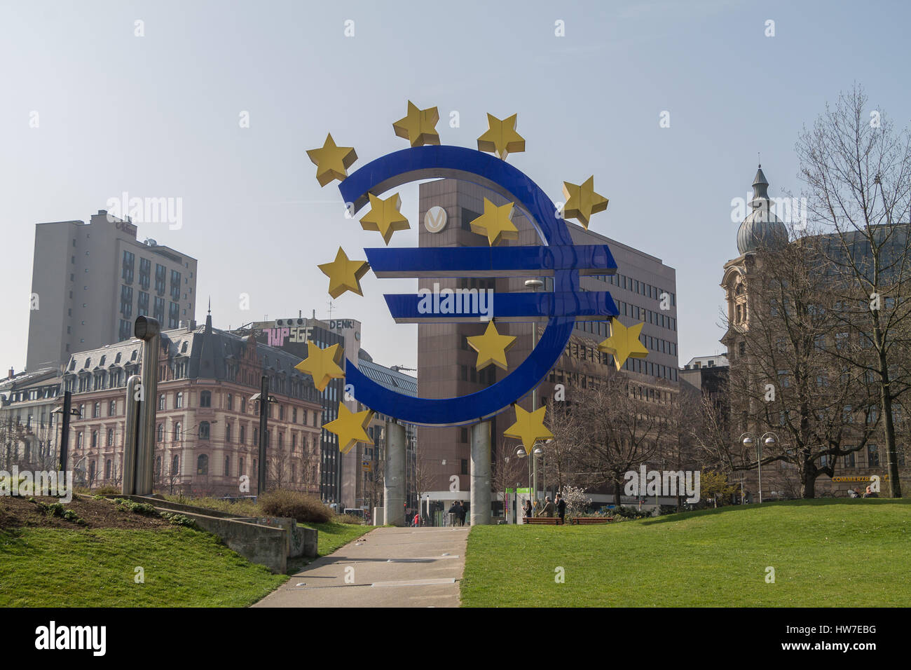 L'euro en sculpture de l'arrière de Francfort Banque D'Images
