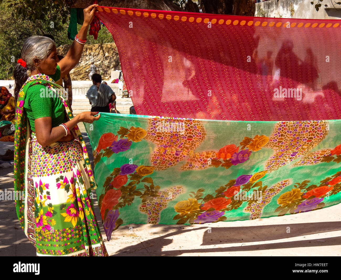 Woman drying sarongs après lavage à Junagadh, Gujarat, Inde Banque D'Images