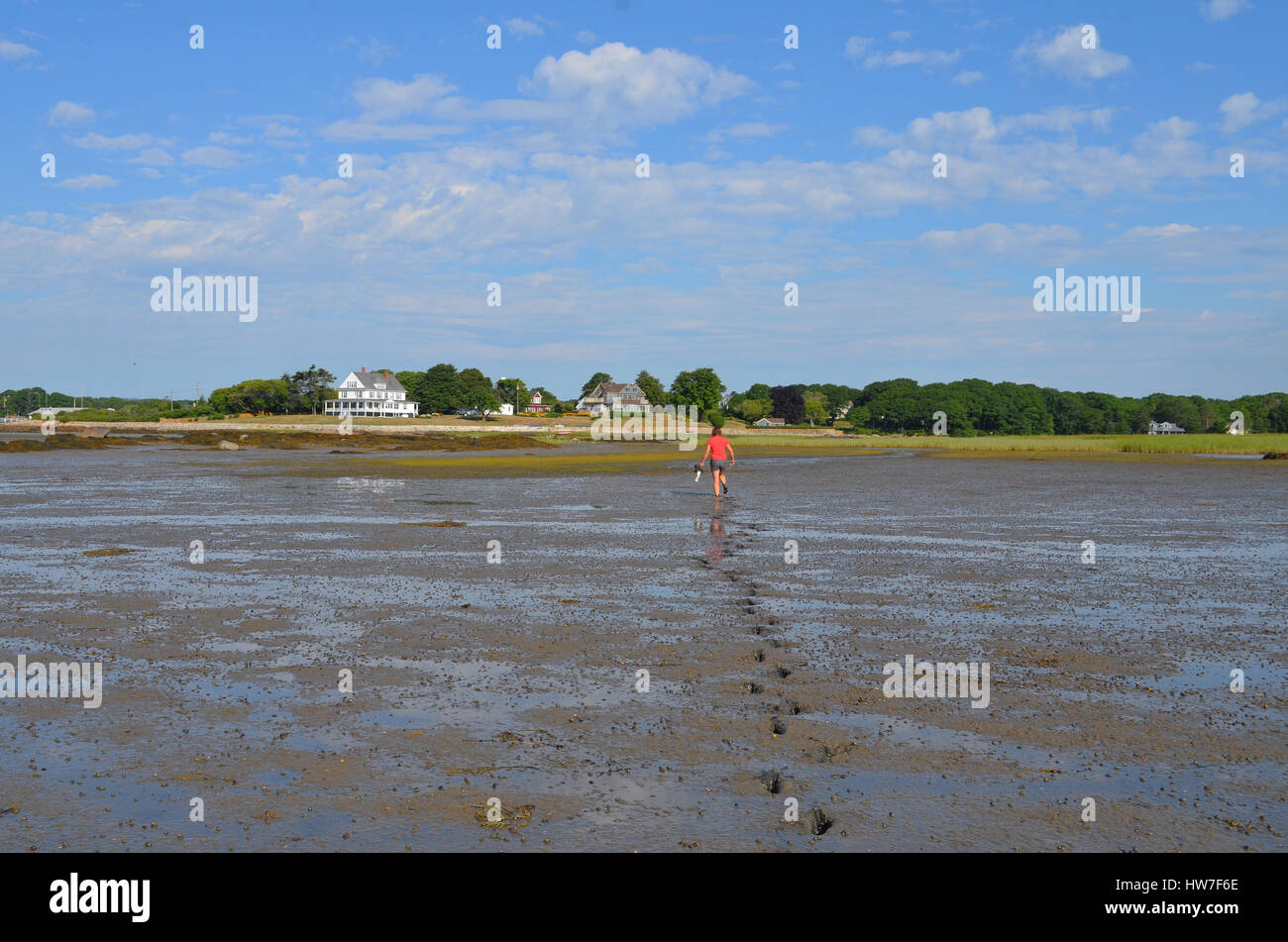 Une seule personne laisse des traces dans l'estran à marée basse. Banque D'Images