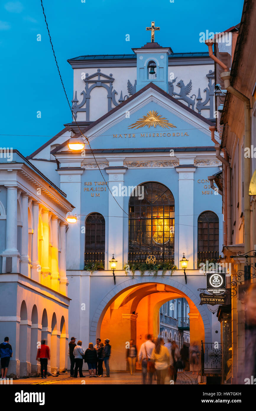 Vilnius, Lituanie - Juillet 8, 2016 : La porte de l'aube, les religieux, historique et culturel, le seul monument porte des anciens remparts et T Banque D'Images