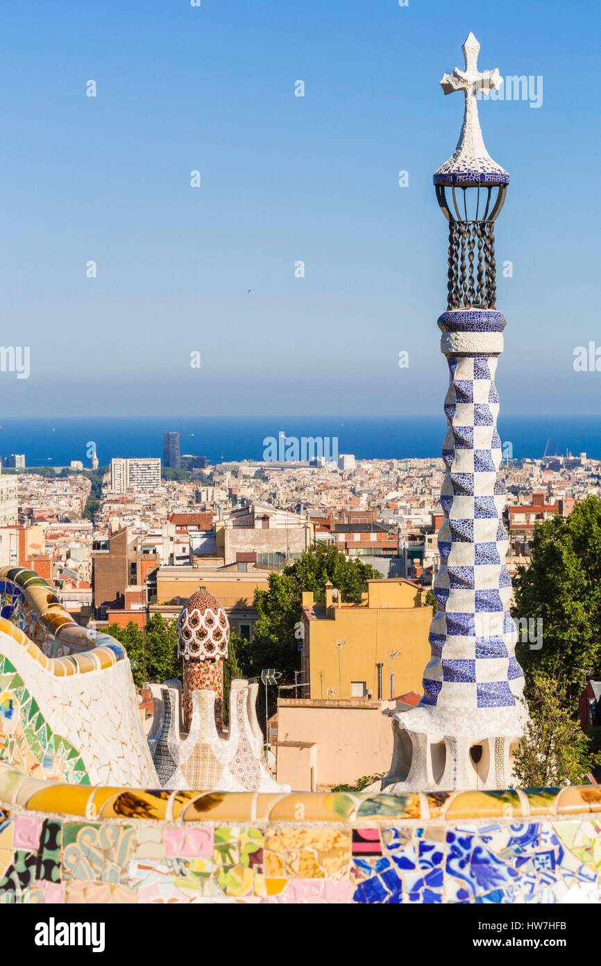 Espagne Catalogne Barcelone donnant sur la mer Méditerranée depuis le Parc Güell conçu par l'architecte catalan Antoni Gaudi Banque D'Images